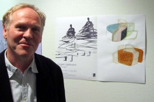Der Künstler Jürgen Liefmann neben seiner Arbeit beim Besuch in der Galerie S am 8. Dezember 2011. Foto: Albrecht Thomas