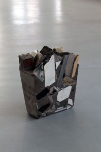 Kristina Berning, o.T., 2012, gefärbter Zement, div. Steine, 43 cm