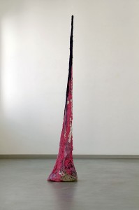 Kristina Berning, o.T., 2012, gefärbter Zement, gefärbter Gips, Holz, 219 cm